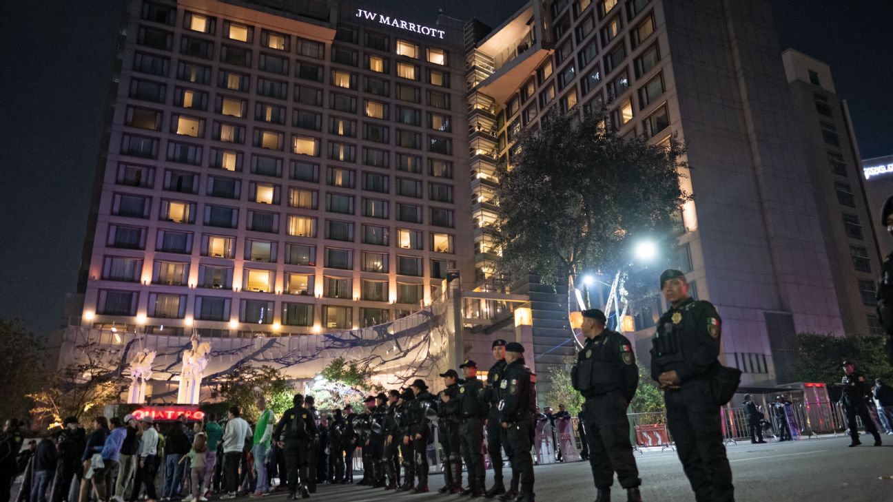 墨西哥球迷酒店外高唱助威，英格兰深夜也难安睡